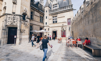 cour-hotel-medieval-jour