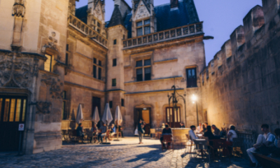 Nocturne cour de l'hotel médiéval