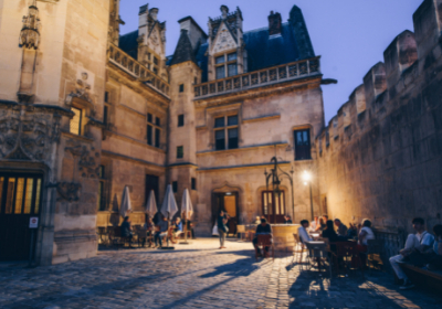 Nocturne cour de l'hotel médiéval